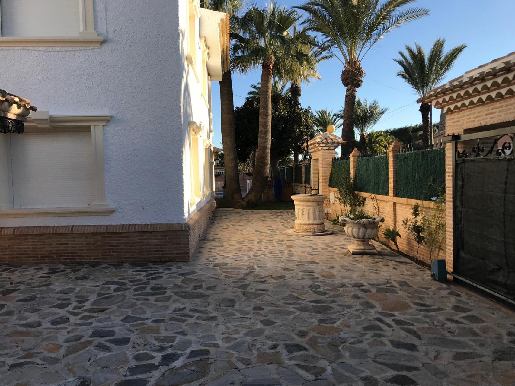 For sale - 6 Bedroom 3 Bathroom Villa in Orihuela Costa - Costa Blanca  - Alicante