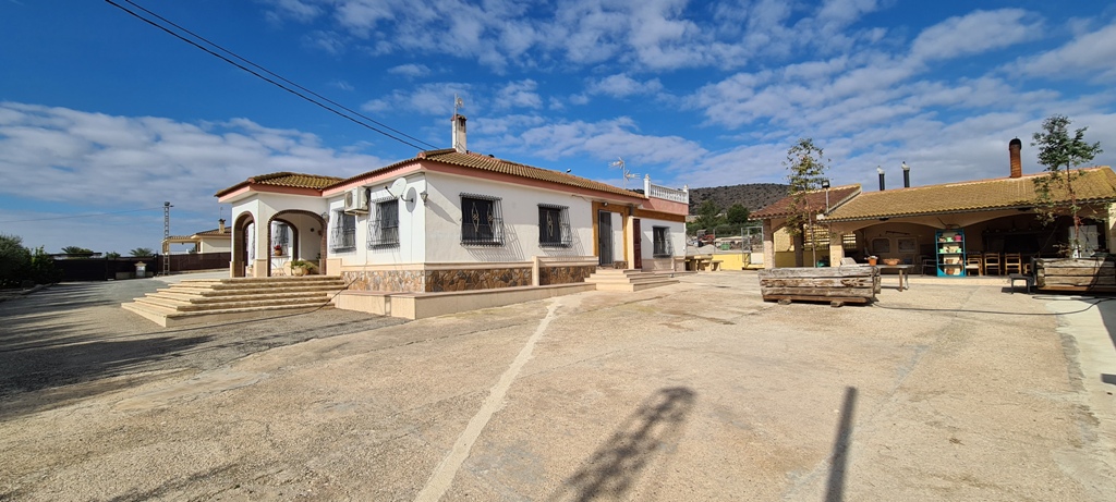 For sale - 3 Bedroom 4 Bathroom Villa in Orihuela - Inland  - Alicante