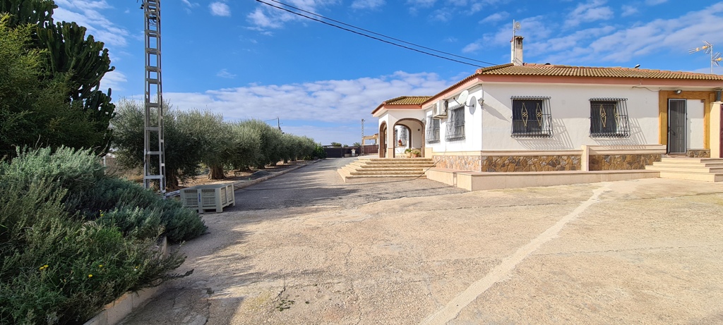 For sale - 3 Bedroom 4 Bathroom Villa in Orihuela - Inland  - Alicante