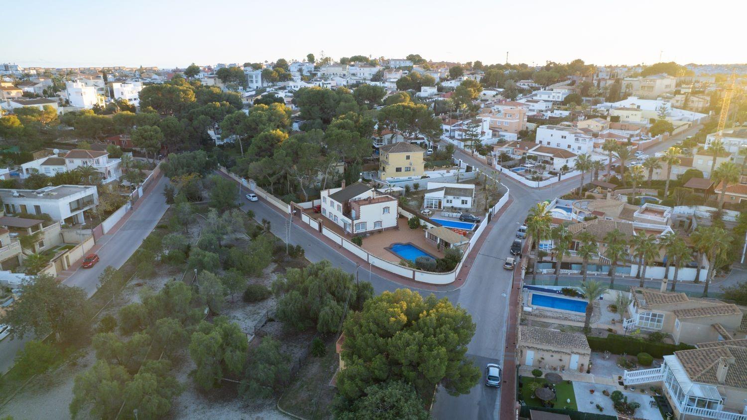 For sale - 7 Bedroom 4 Bathroom Villa in Torrevieja - Los Balcones - Los Altos Del Edén  - Alicante