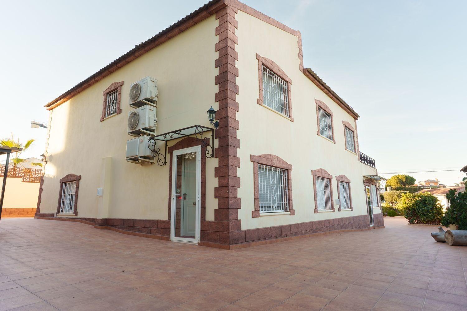 For sale - 7 Bedroom 4 Bathroom Villa in Torrevieja - Los Balcones - Los Altos Del Edén  - Alicante