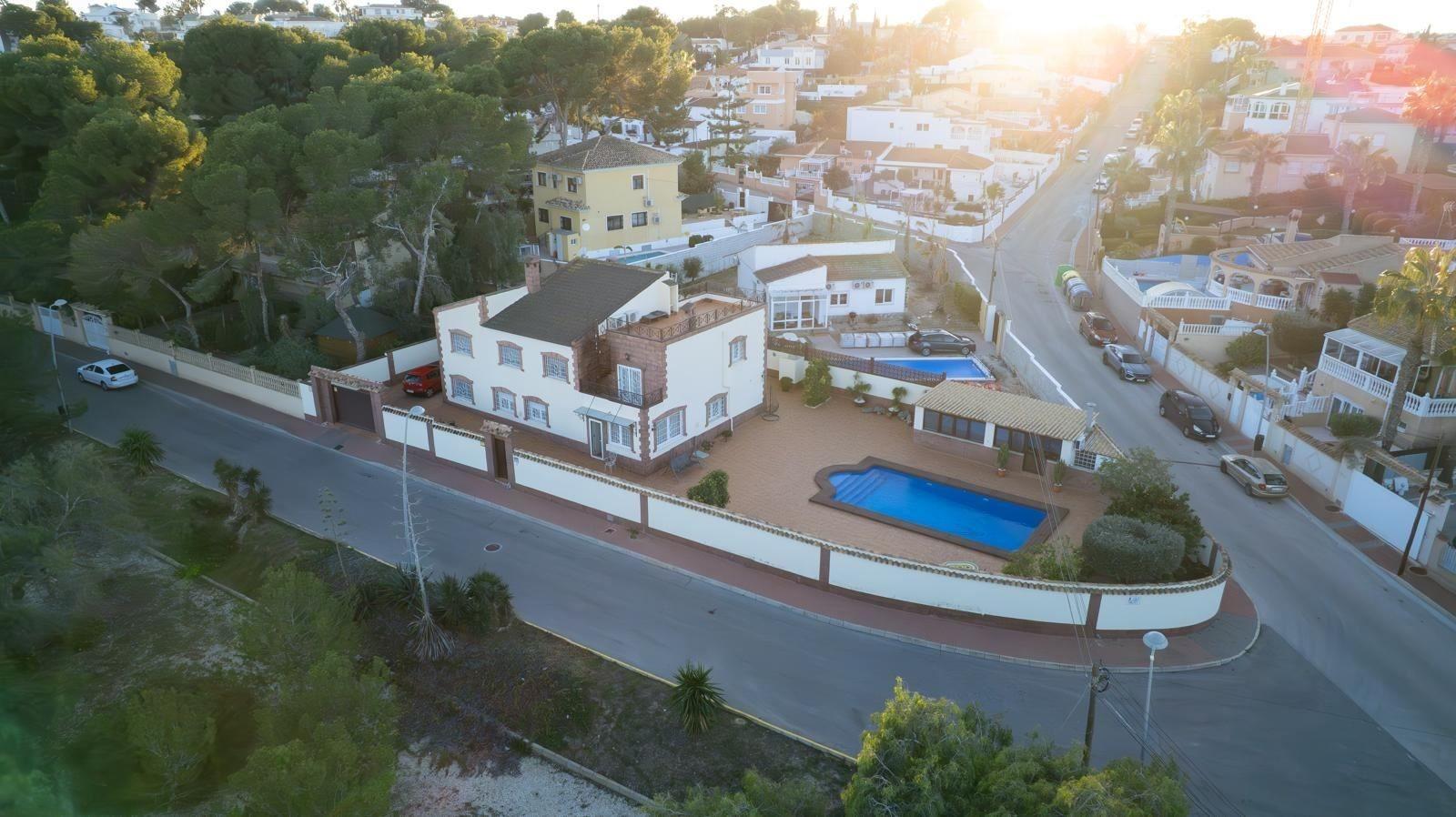 For sale - 7 Bedroom 4 Bathroom Villa in Torrevieja - Los Balcones - Los Altos Del Edén  - Alicante