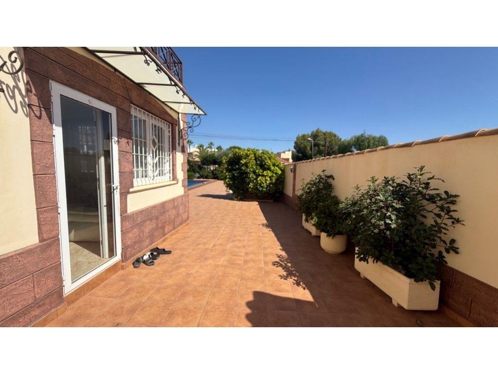 For sale - 7 Bedroom 4 Bathroom Villa in Torrevieja - Los Balcones - Los Altos Del Edén  - Alicante