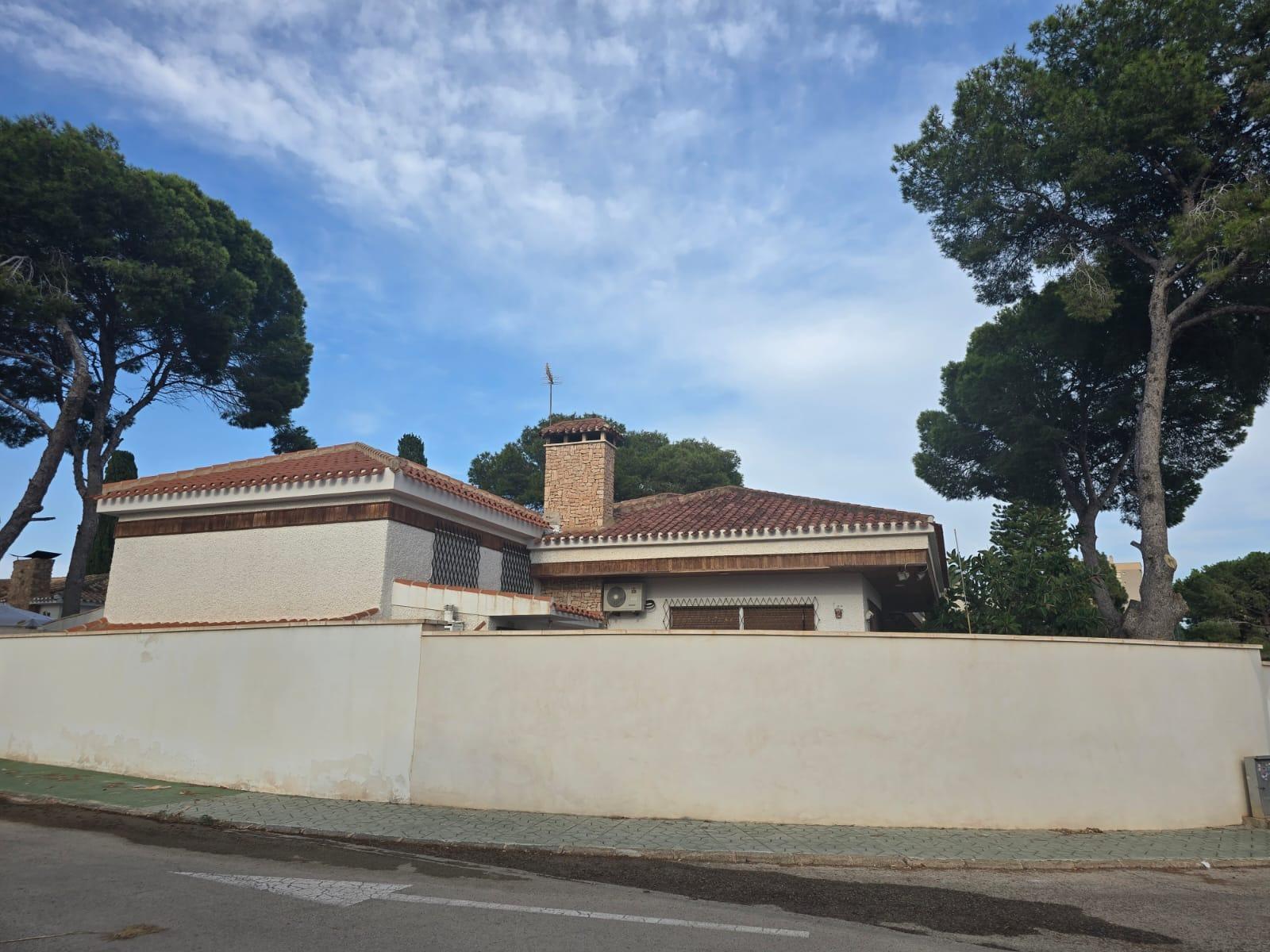 For sale - 7 Bedroom 4 Bathroom Villa in Orihuela Costa - Campoamor  - Alicante
