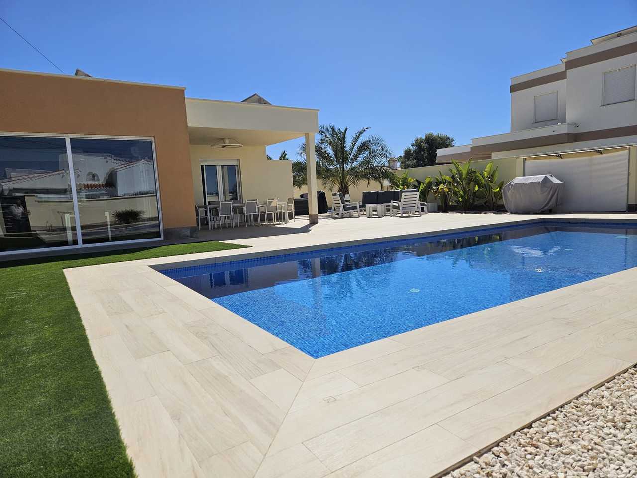 For sale - 4 Bedroom 2 Bathroom Villa in Torrevieja - Costa Blanca  - Alicante