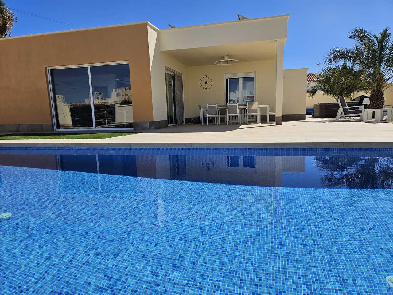 For sale - 4 Bedroom 2 Bathroom Villa in Torrevieja - Costa Blanca  - Alicante
