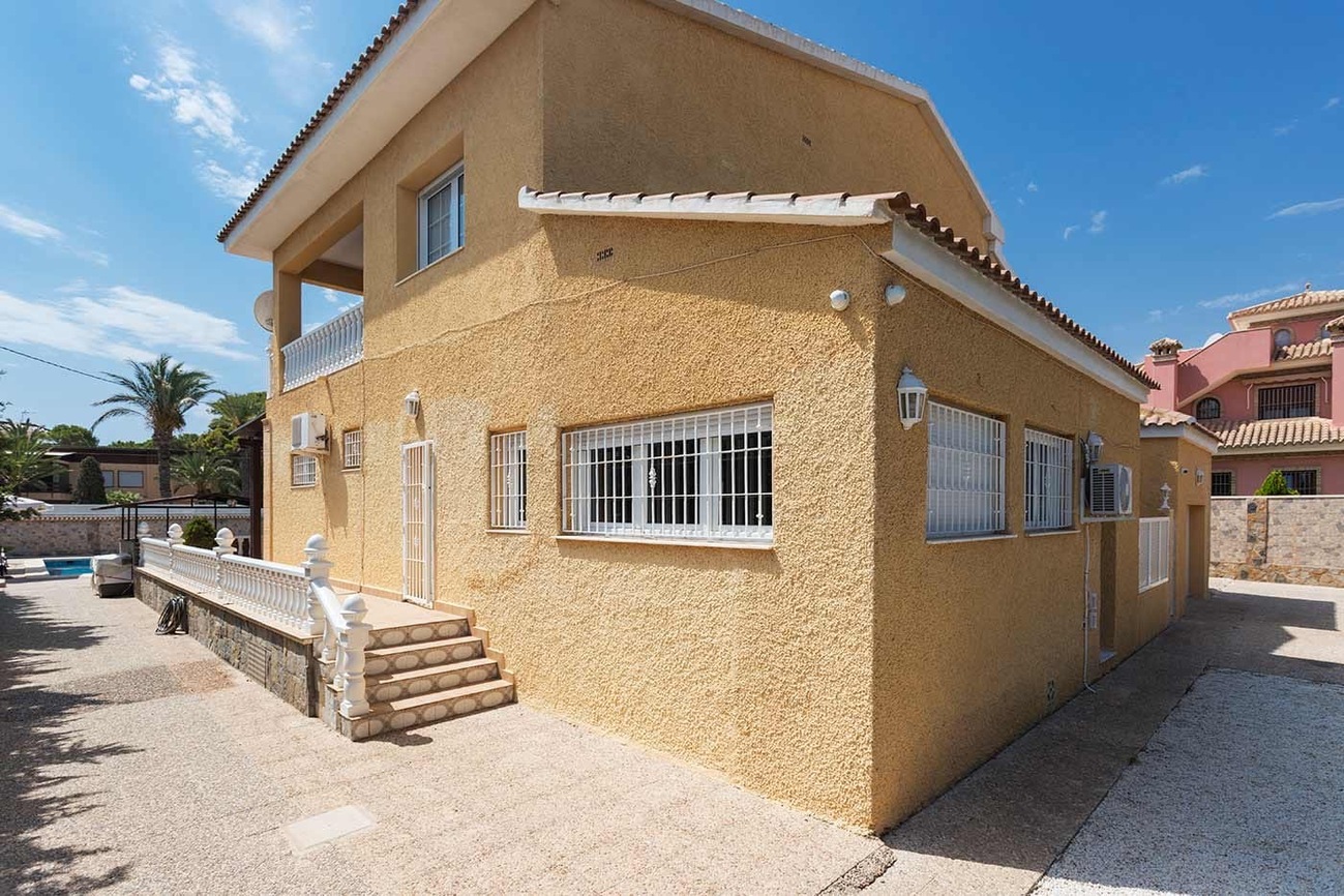 For sale - 5 Bedroom 5 Bathroom Villa in Orihuela Costa - Costa Blanca  - Alicante