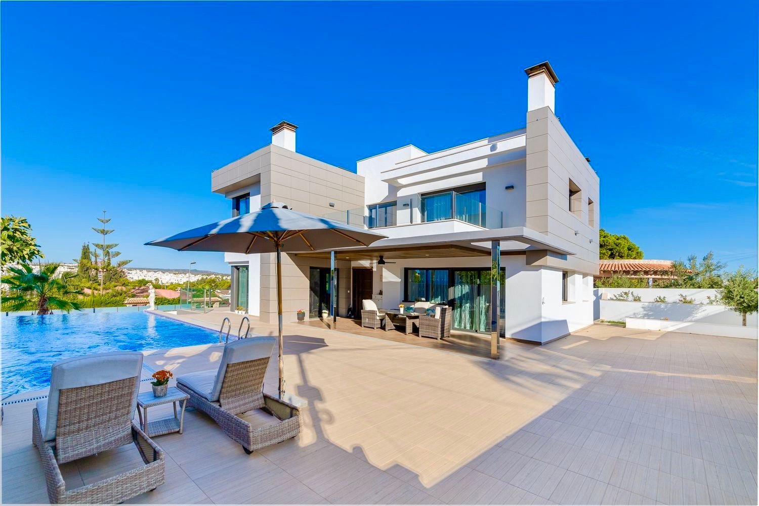 For sale - 3 Bedroom 4 Bathroom Villa in Torrevieja - Costa Blanca  - Alicante
