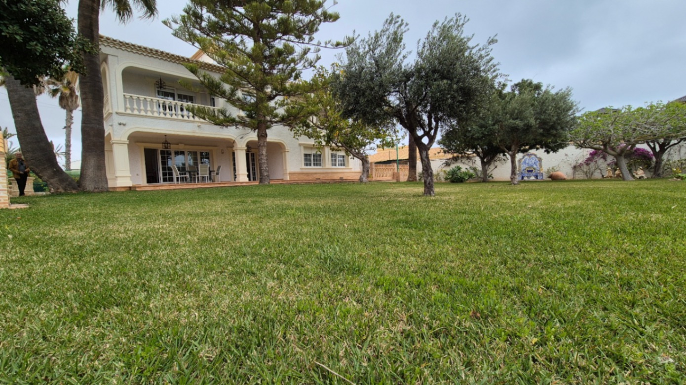 For sale - 7 Bedroom 3 Bathroom Villa in Orihuela - Inland  - Alicante