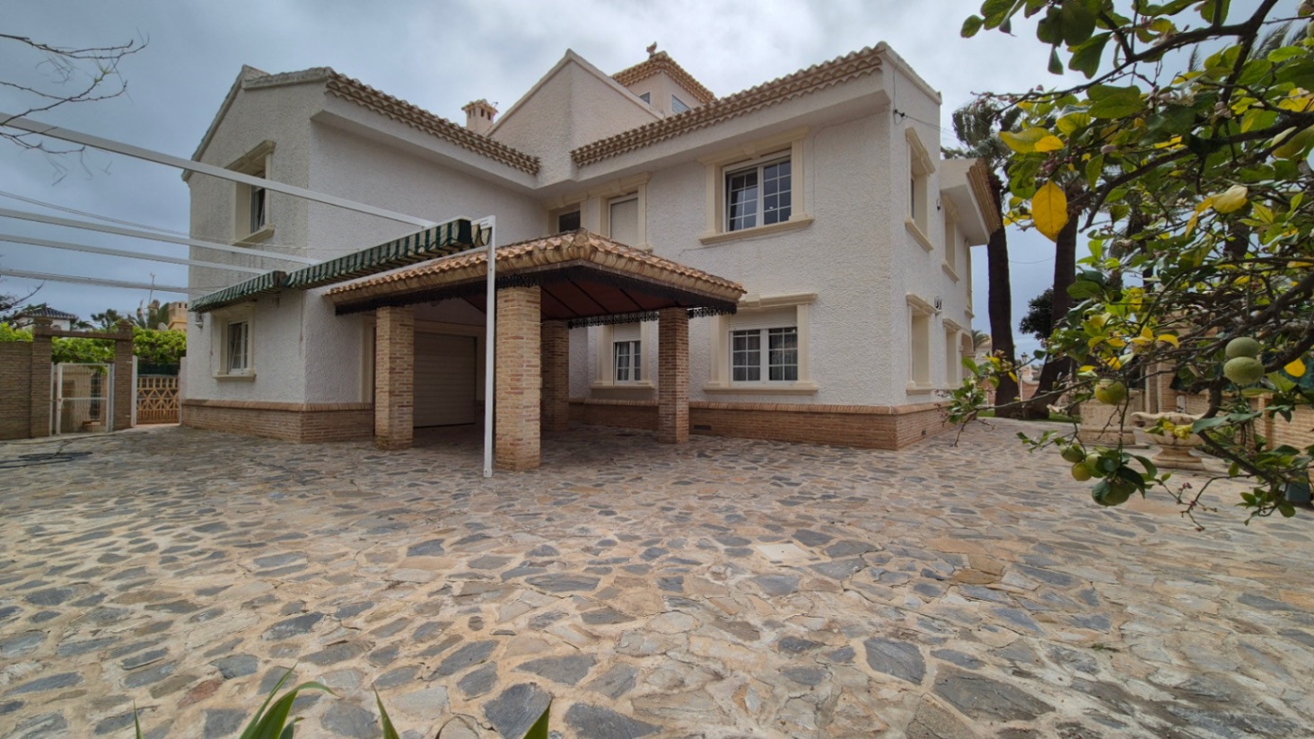 For sale - 7 Bedroom 3 Bathroom Villa in Orihuela - Inland  - Alicante