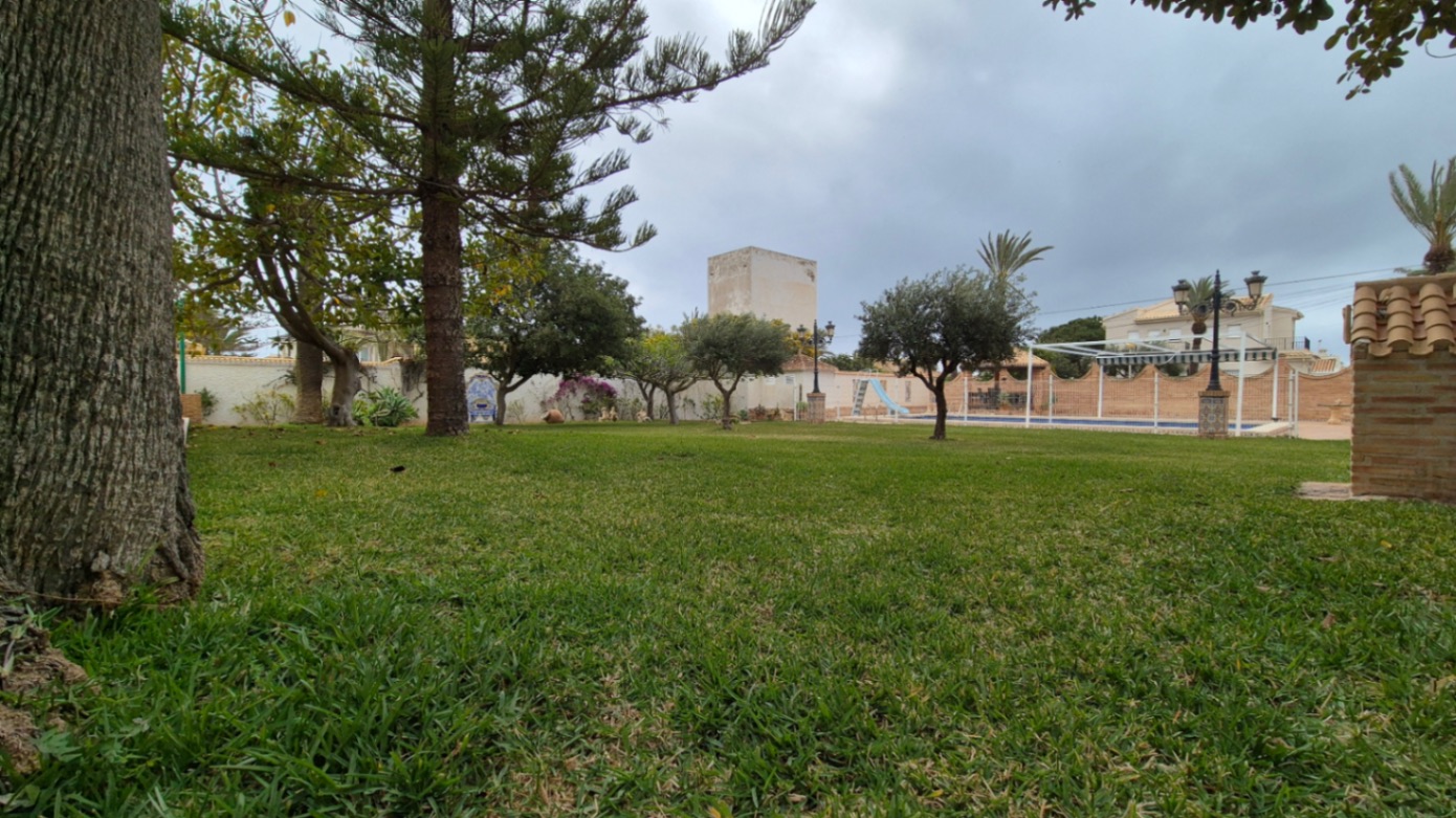 For sale - 7 Bedroom 3 Bathroom Villa in Orihuela - Inland  - Alicante