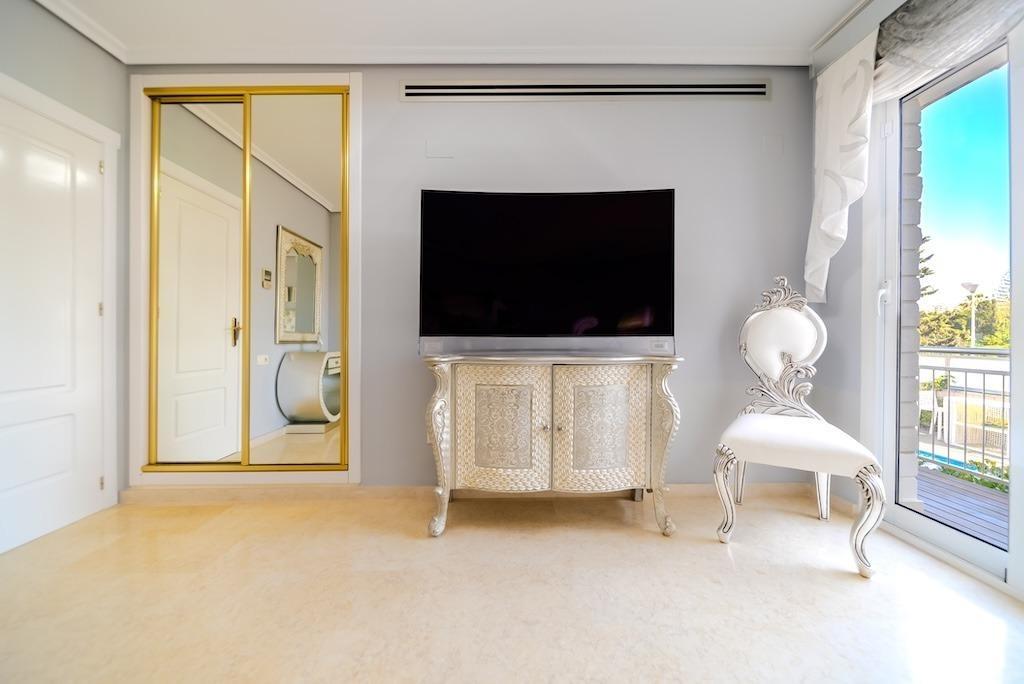 For sale - 5 Bedroom 4 Bathroom Villa in Torrevieja - Torre La Mata  - Alicante