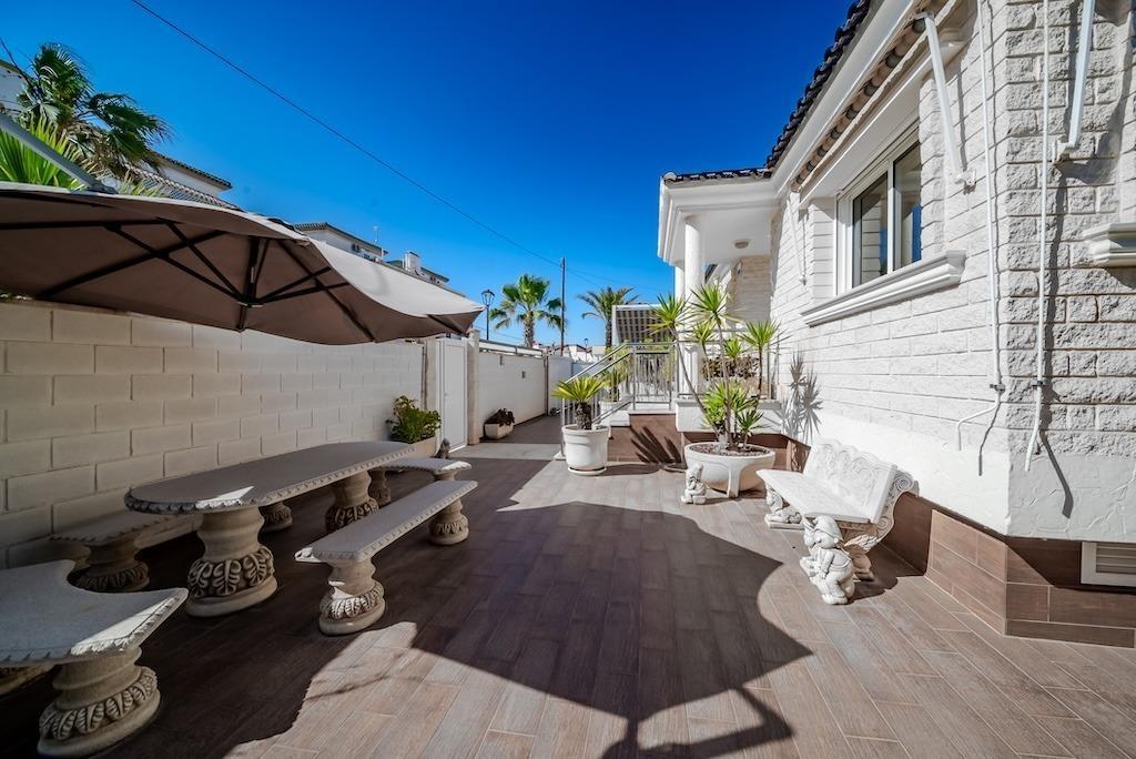 For sale - 5 Bedroom 4 Bathroom Villa in Torrevieja - Torre La Mata  - Alicante
