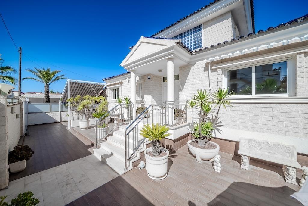 For sale - 5 Bedroom 4 Bathroom Villa in Torrevieja - Torre La Mata  - Alicante