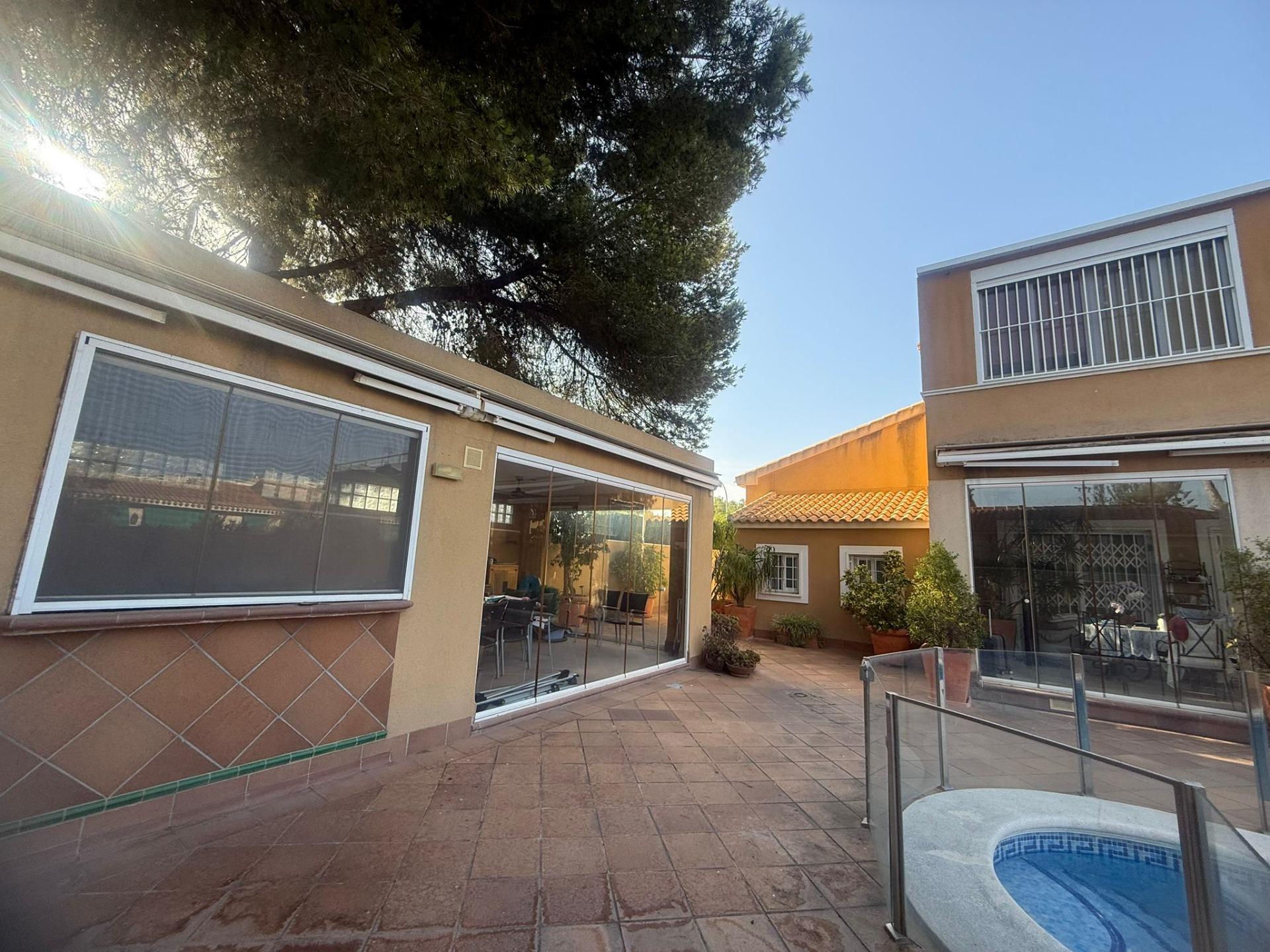 For sale - 5 Bedroom 3 Bathroom Town House in Orihuela Costa - Altos De Campoamor  - Alicante
