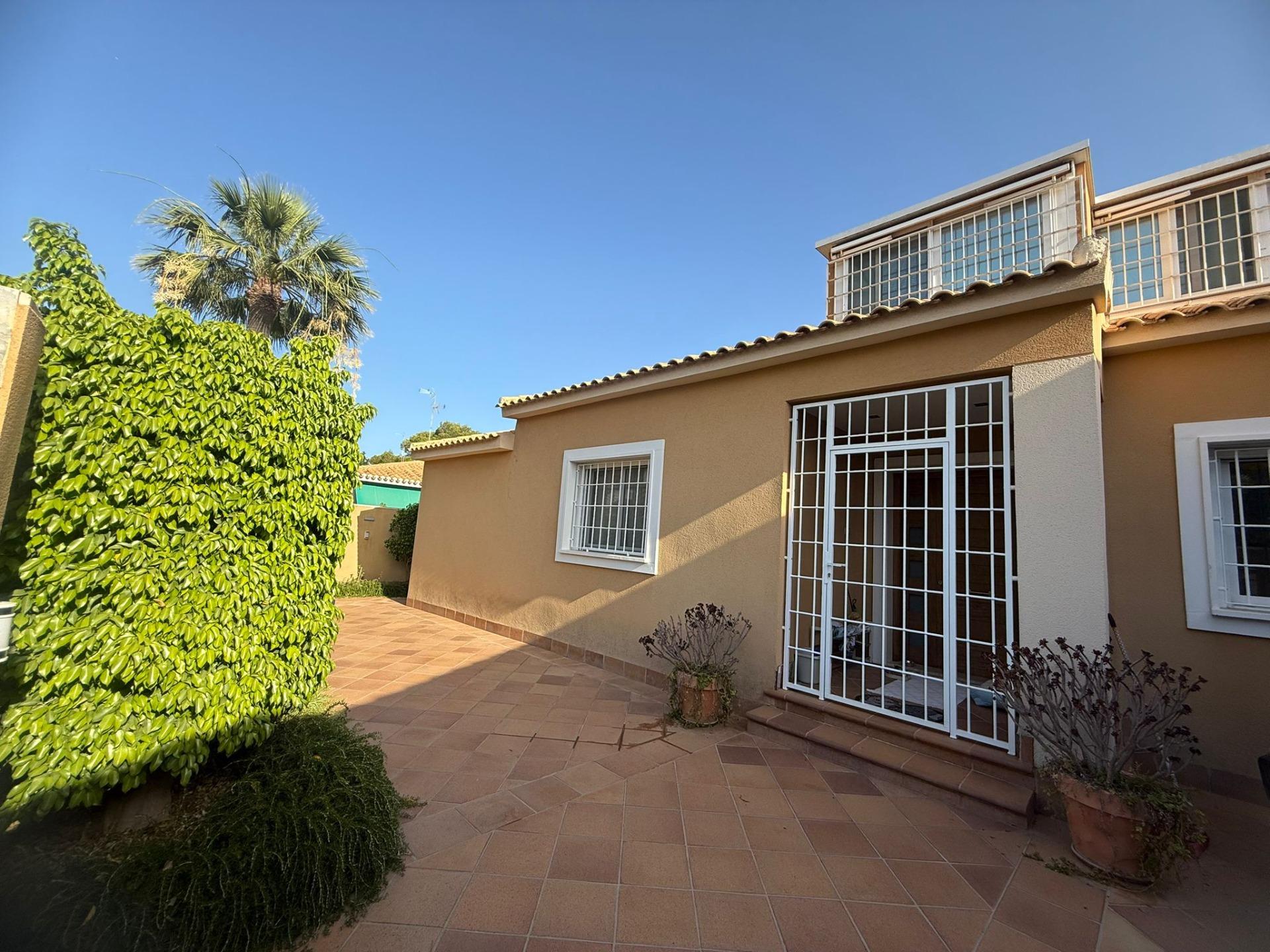 For sale - 5 Bedroom 3 Bathroom Town House in Orihuela Costa - Altos De Campoamor  - Alicante