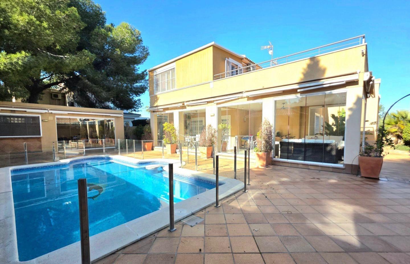 For sale - 5 Bedroom 3 Bathroom Town House in Orihuela Costa - Altos De Campoamor  - Alicante