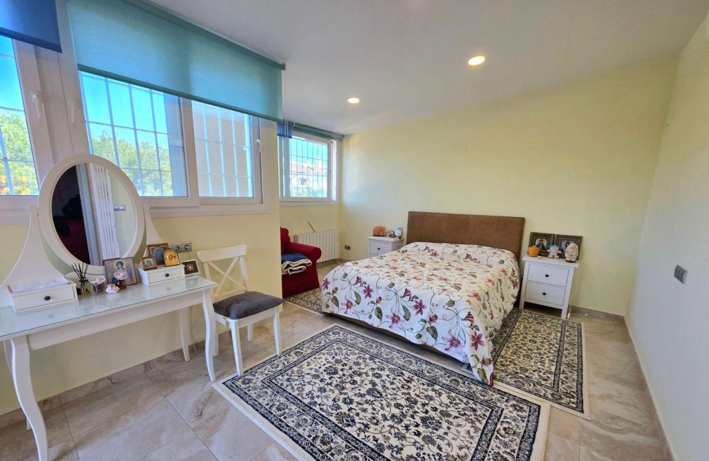 For sale - 5 Bedroom 3 Bathroom Town House in Orihuela Costa - Altos De Campoamor  - Alicante