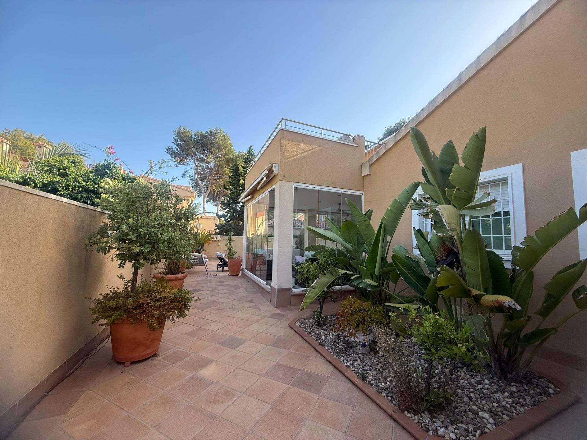 For sale - 5 Bedroom 3 Bathroom Town House in Orihuela Costa - Altos De Campoamor  - Alicante
