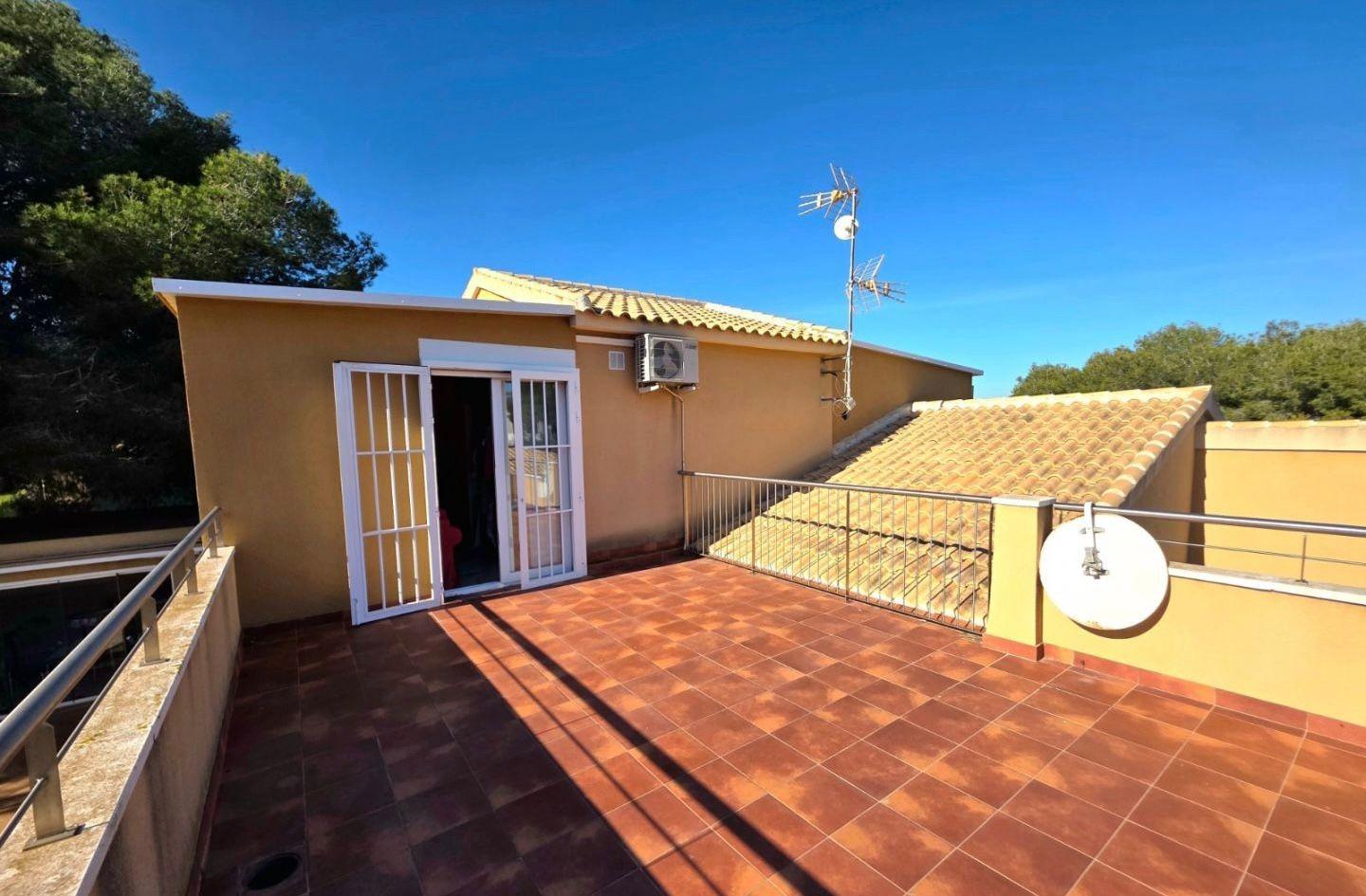For sale - 5 Bedroom 3 Bathroom Town House in Orihuela Costa - Altos De Campoamor  - Alicante