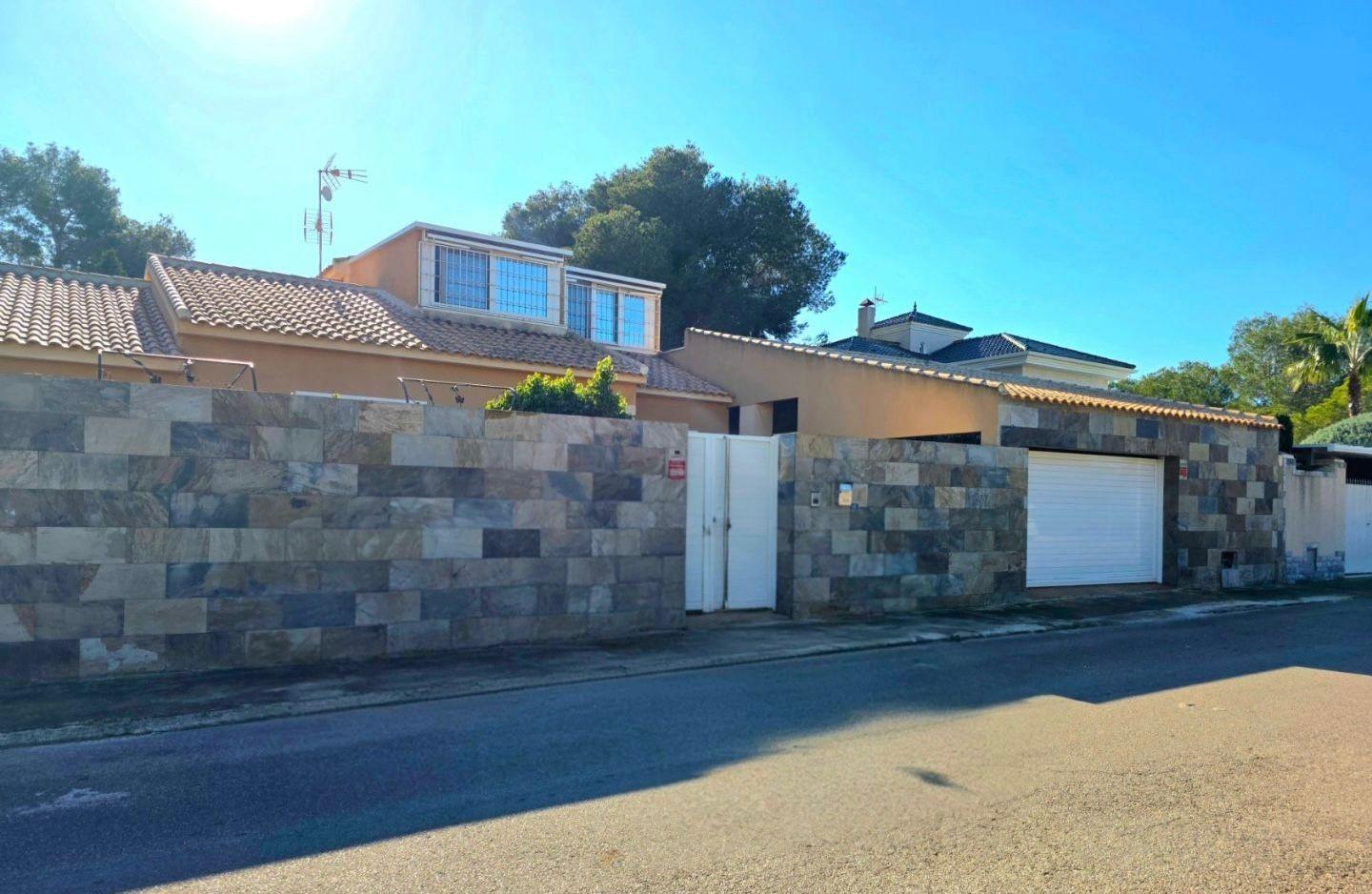 For sale - 5 Bedroom 3 Bathroom Town House in Orihuela Costa - Altos De Campoamor  - Alicante