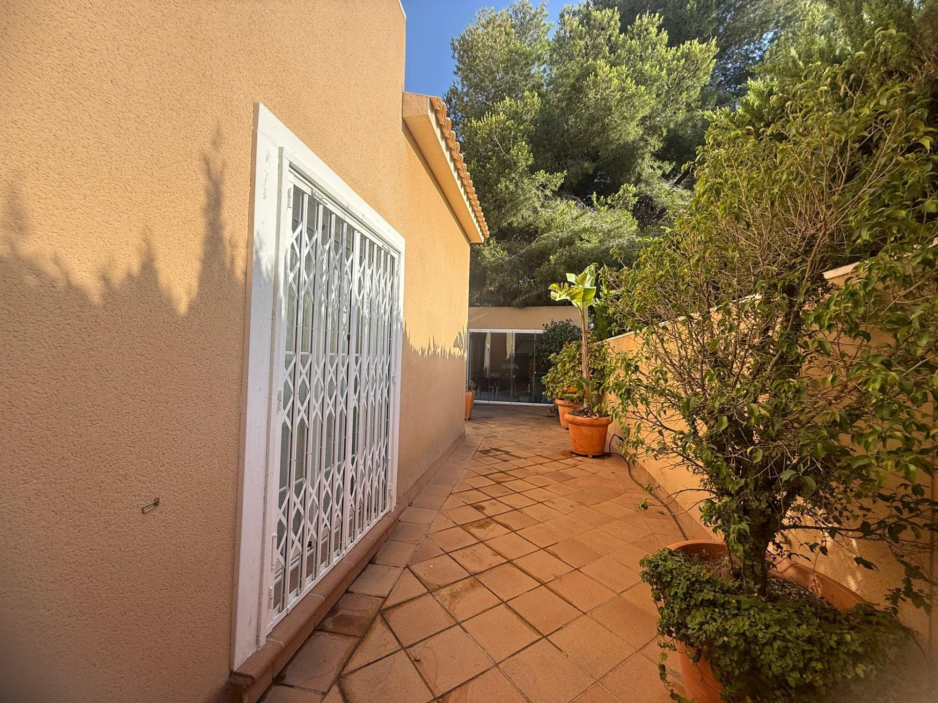 For sale - 5 Bedroom 3 Bathroom Town House in Orihuela Costa - Altos De Campoamor  - Alicante