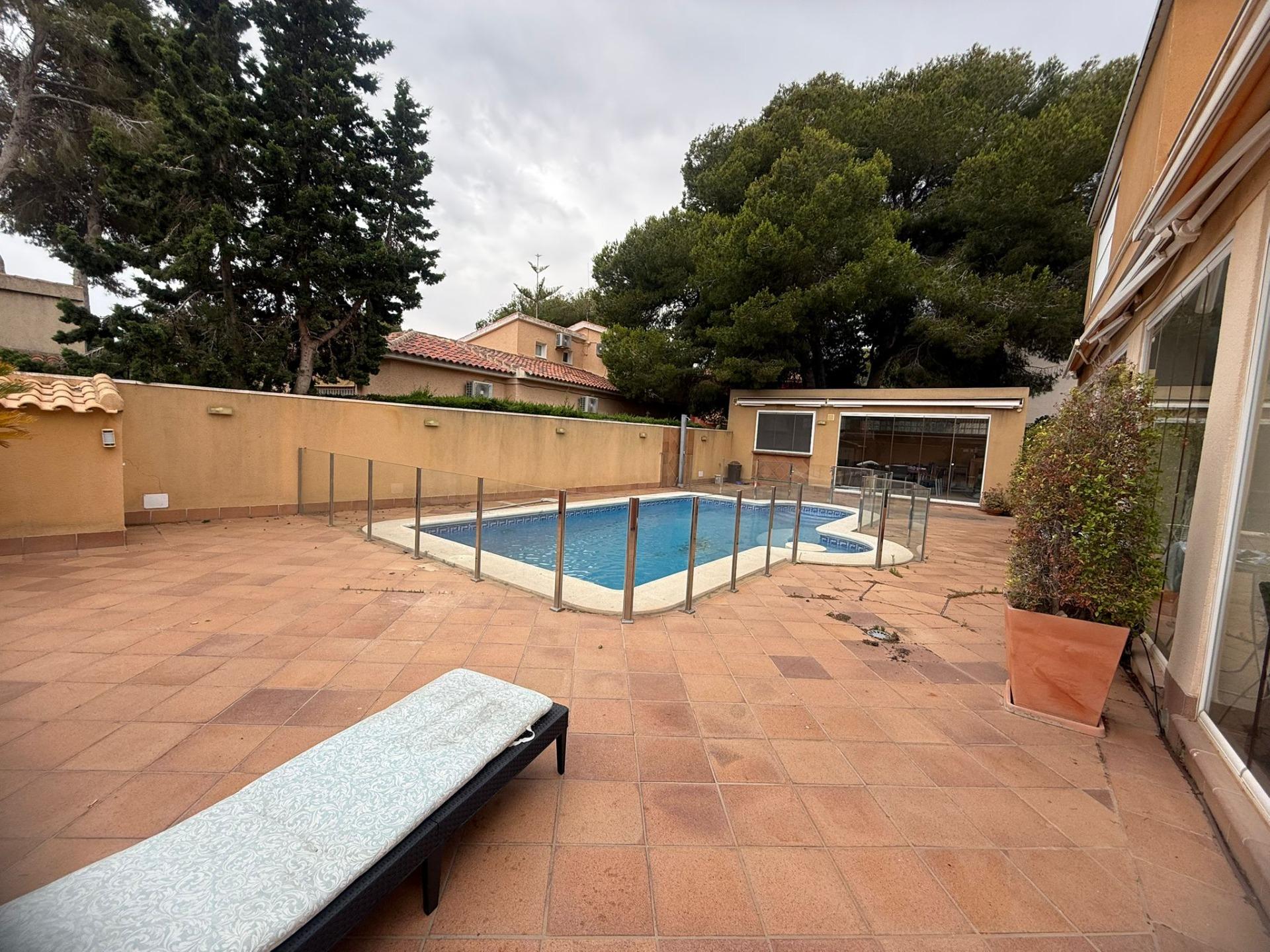 For sale - 5 Bedroom 3 Bathroom Town House in Orihuela Costa - Altos De Campoamor  - Alicante