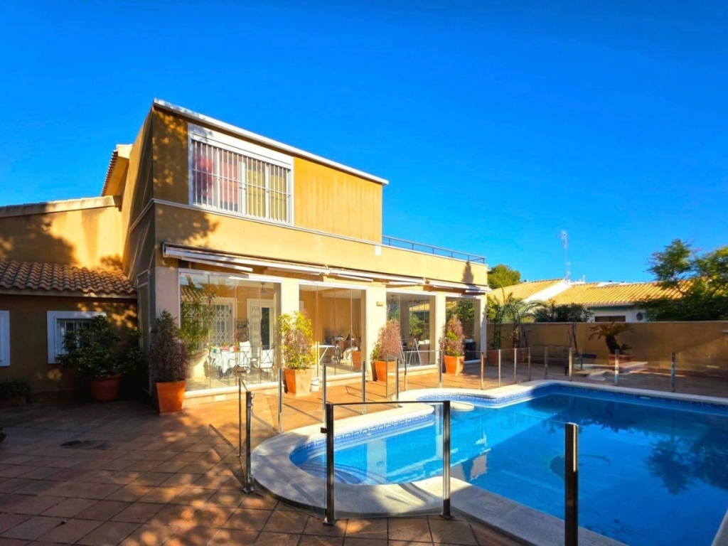 5 Bedroom 3 Bathroom Town House in Orihuela Costa