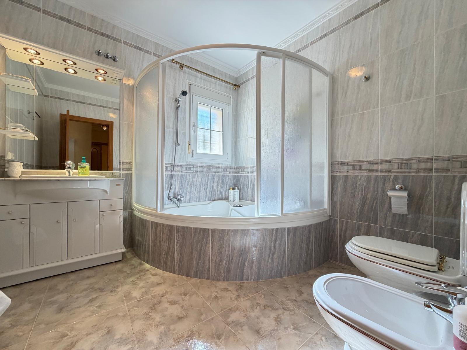 For sale - 6 Bedroom 6 Bathroom Villa in Rojales - La Fiesta  - Alicante