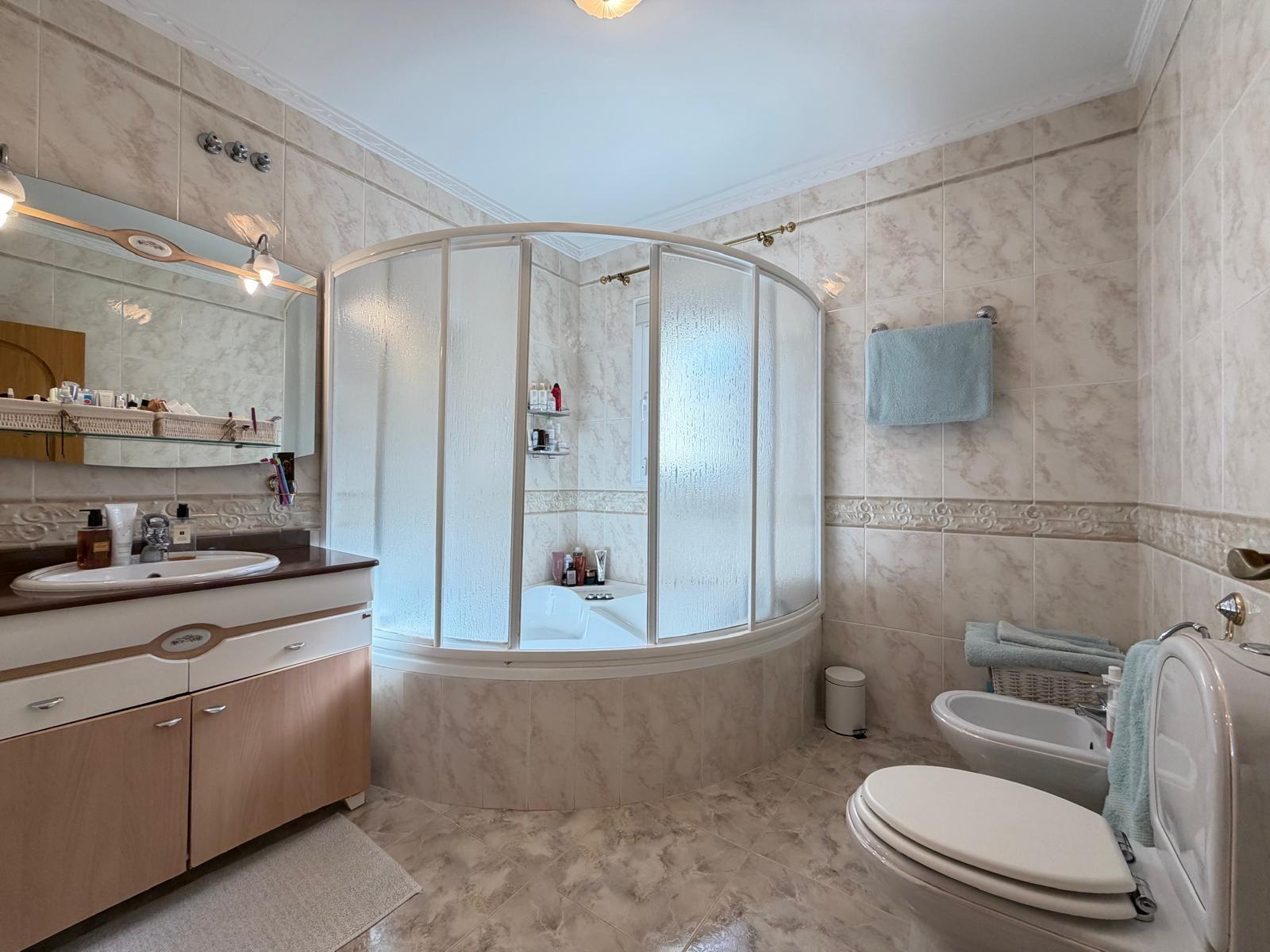 For sale - 6 Bedroom 6 Bathroom Villa in Rojales - La Fiesta  - Alicante