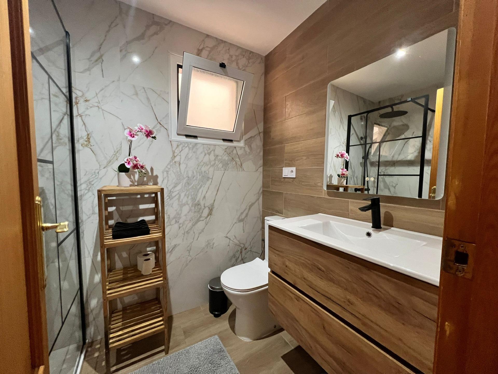 For sale - 2 Bedroom 1 Bathroom Apartment in Torrevieja - Centro  - Alicante