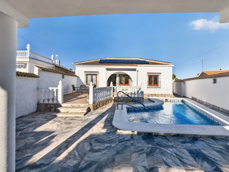 For sale - 3 Bedroom 2 Bathroom Villa in Torrevieja - Costa Blanca  - Alicante