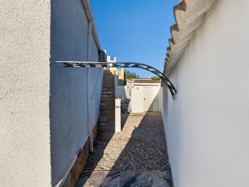 For sale - 3 Bedroom 2 Bathroom Villa in Torrevieja - Costa Blanca  - Alicante