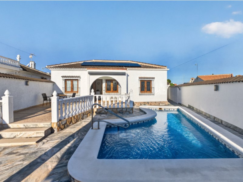 For sale - 3 Bedroom 2 Bathroom Villa in Torrevieja - Costa Blanca  - Alicante