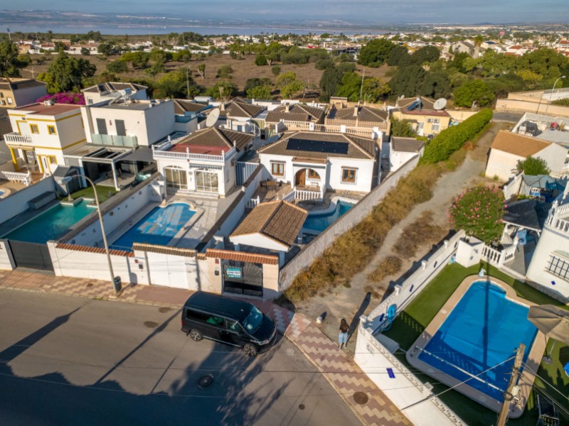 For sale - 3 Bedroom 2 Bathroom Villa in Torrevieja - Costa Blanca  - Alicante