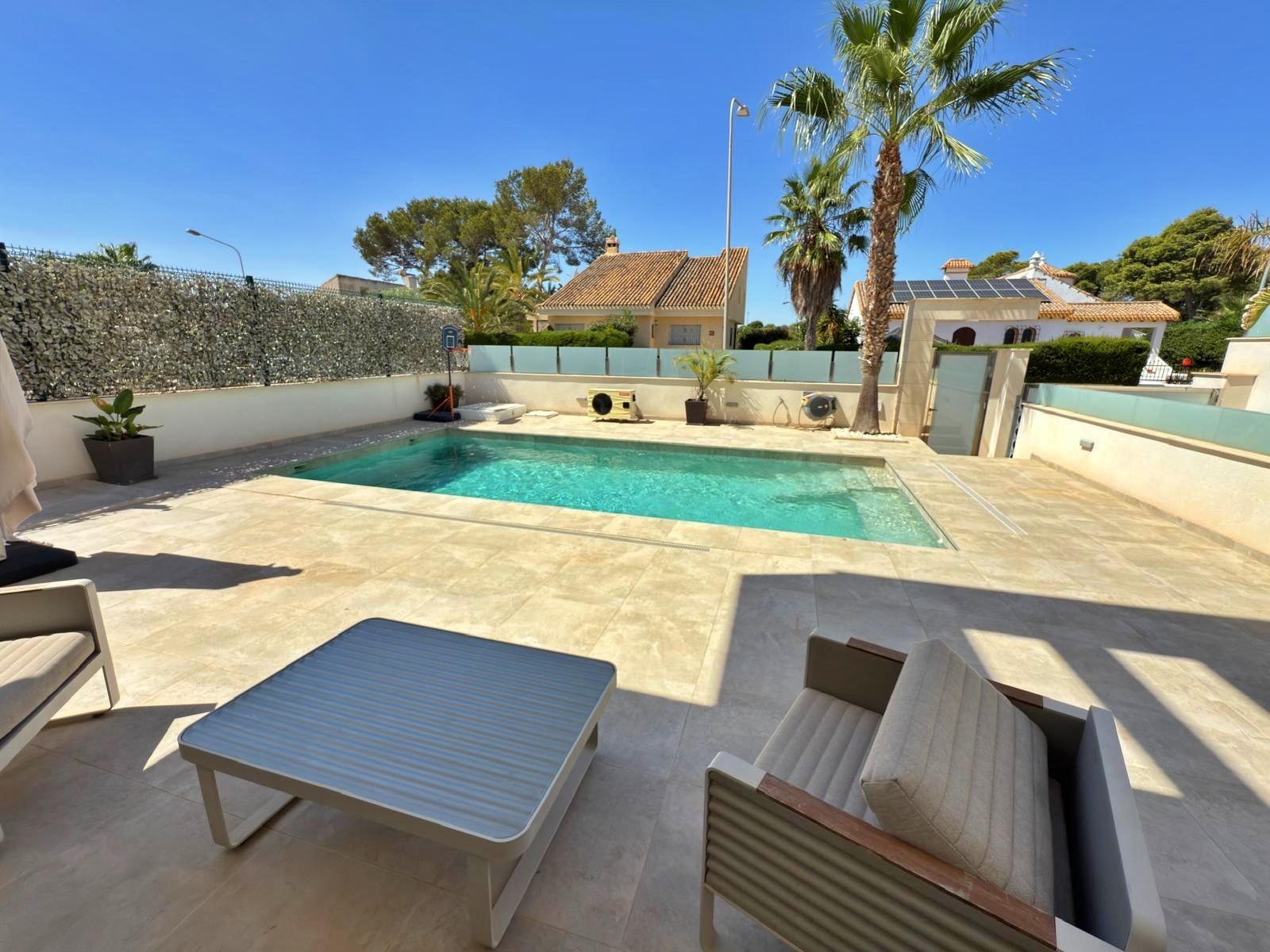 For sale - 5 Bedroom 5 Bathroom Villa in Orihuela Costa - Villamartin  - Alicante