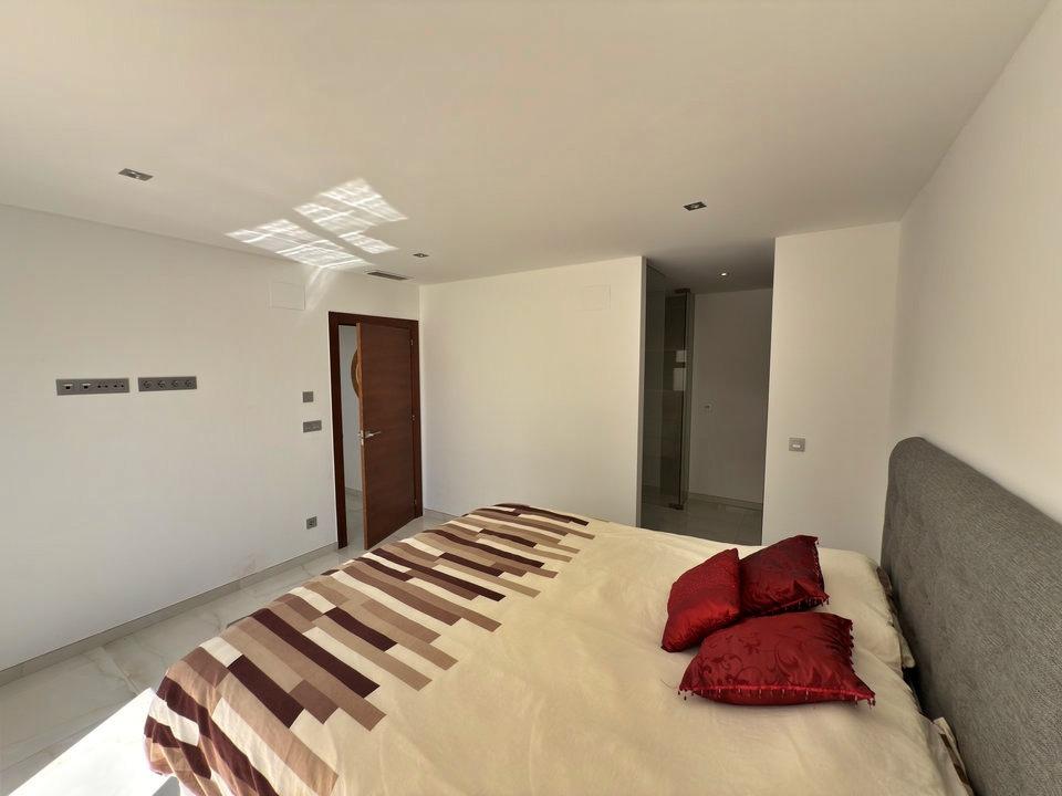 For sale - 5 Bedroom 5 Bathroom Villa in Orihuela Costa - Villamartin  - Alicante