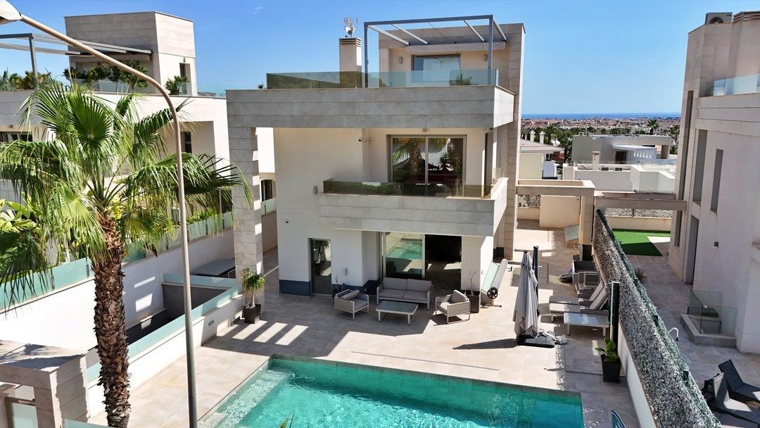 For sale - 5 Bedroom 5 Bathroom Villa in Orihuela Costa - Villamartin  - Alicante