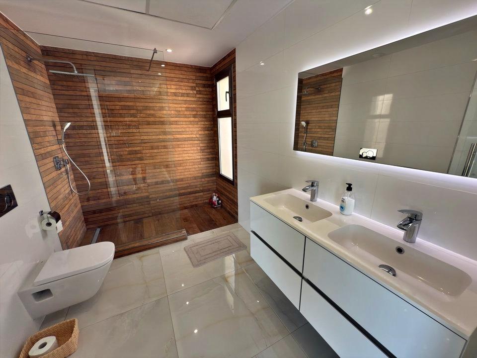 For sale - 5 Bedroom 5 Bathroom Villa in Orihuela Costa - Villamartin  - Alicante