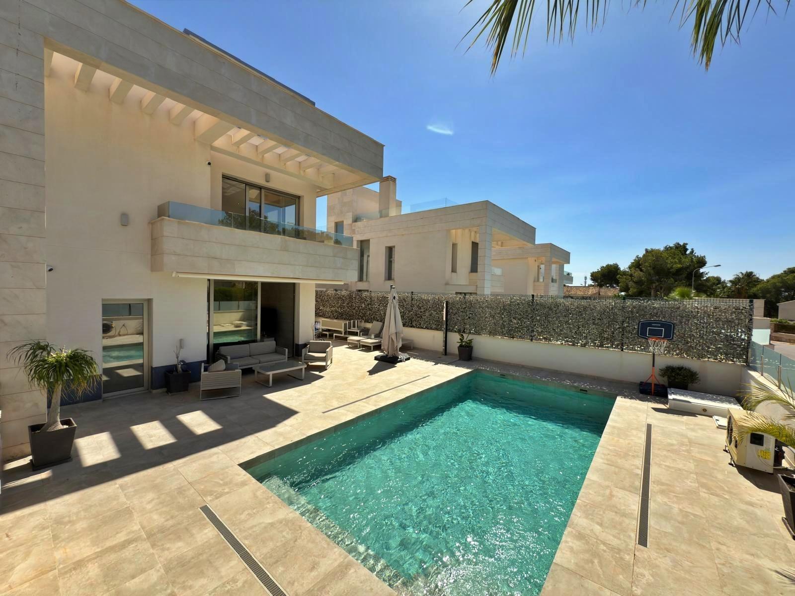 For sale - 5 Bedroom 5 Bathroom Villa in Orihuela Costa - Villamartin  - Alicante
