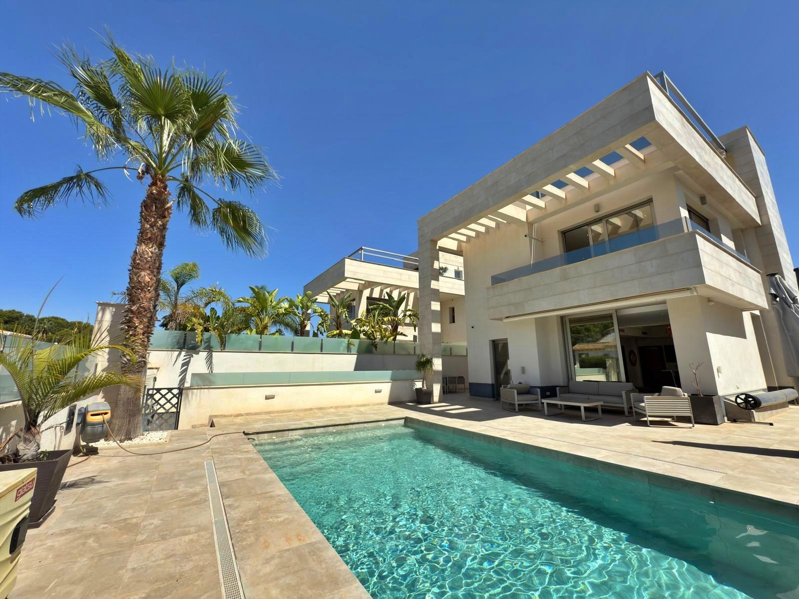 For sale - 5 Bedroom 5 Bathroom Villa in Orihuela Costa - Villamartin  - Alicante