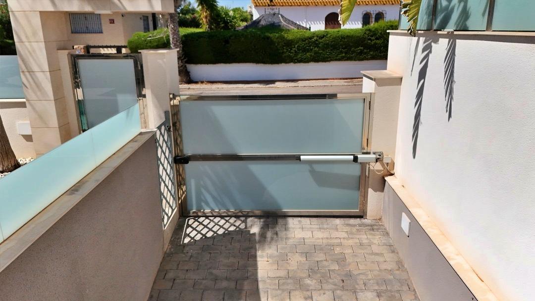 For sale - 5 Bedroom 5 Bathroom Villa in Orihuela Costa - Villamartin  - Alicante