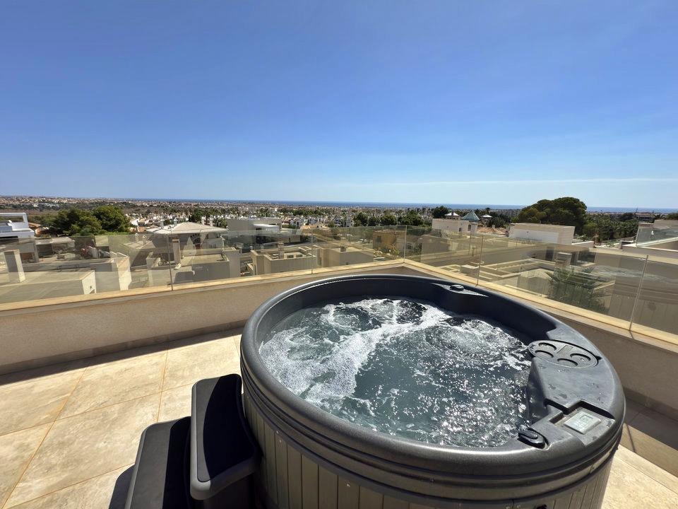 For sale - 5 Bedroom 5 Bathroom Villa in Orihuela Costa - Villamartin  - Alicante