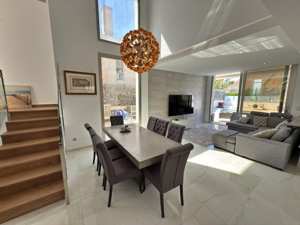 For sale - 5 Bedroom 5 Bathroom Villa in Orihuela Costa - Villamartin  - Alicante