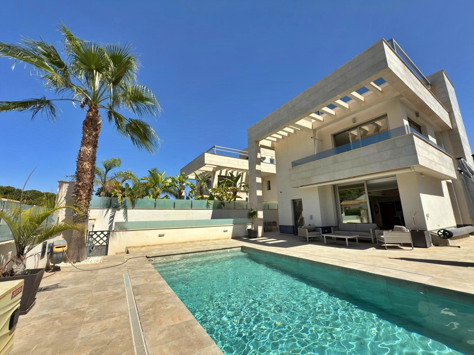 For sale - 5 Bedroom 5 Bathroom Villa in Orihuela Costa - Villamartin  - Alicante