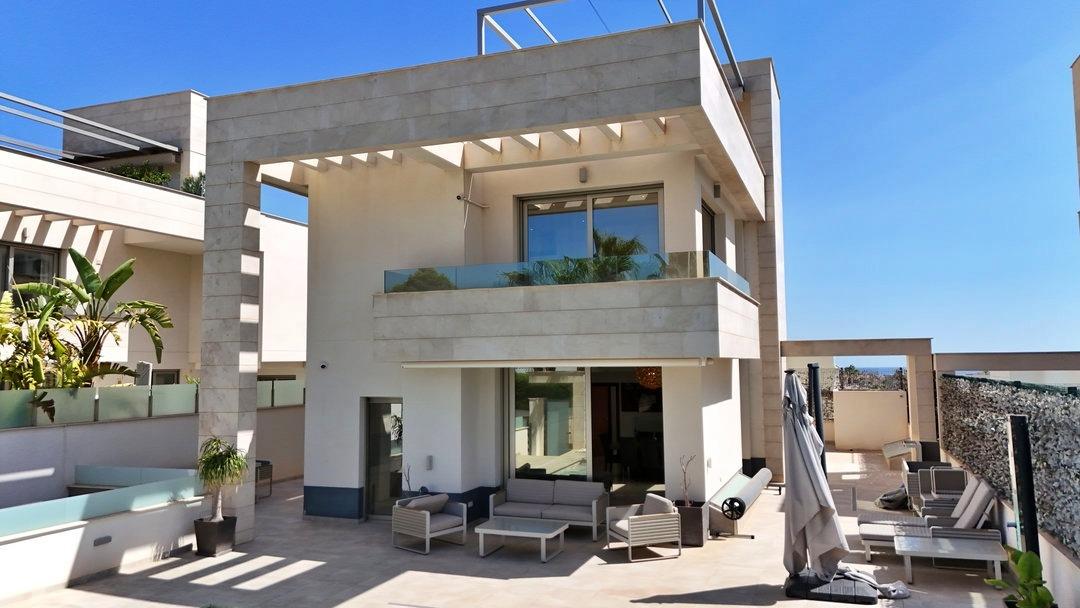 For sale - 5 Bedroom 5 Bathroom Villa in Orihuela Costa - Villamartin  - Alicante