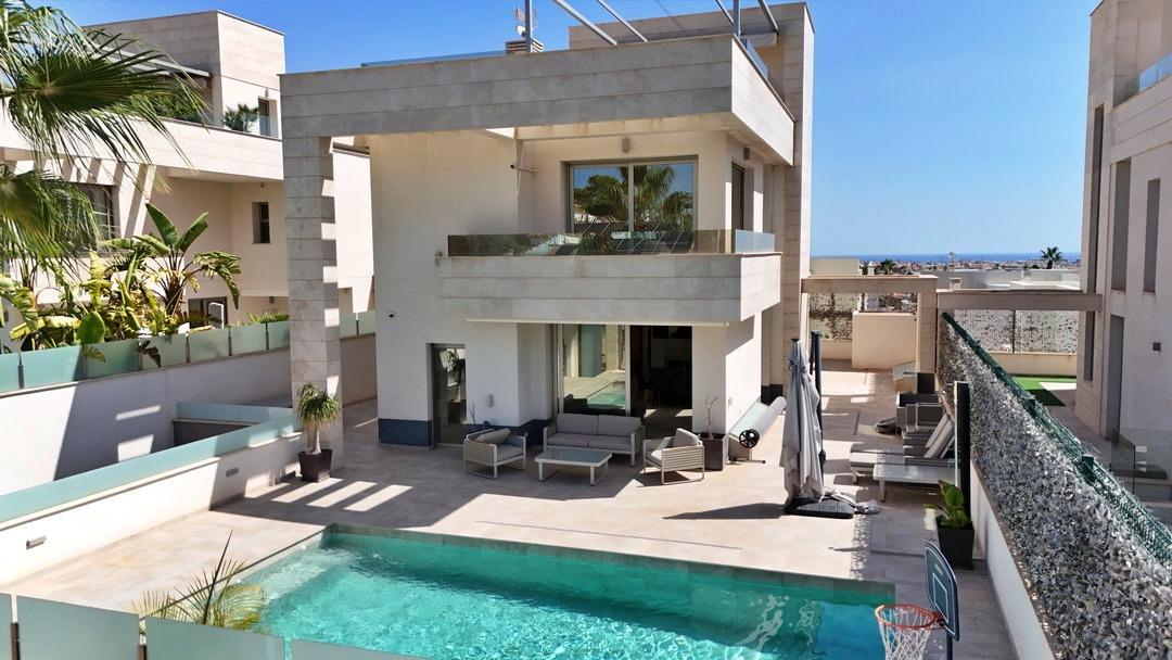 For sale - 5 Bedroom 5 Bathroom Villa in Orihuela Costa - Villamartin  - Alicante