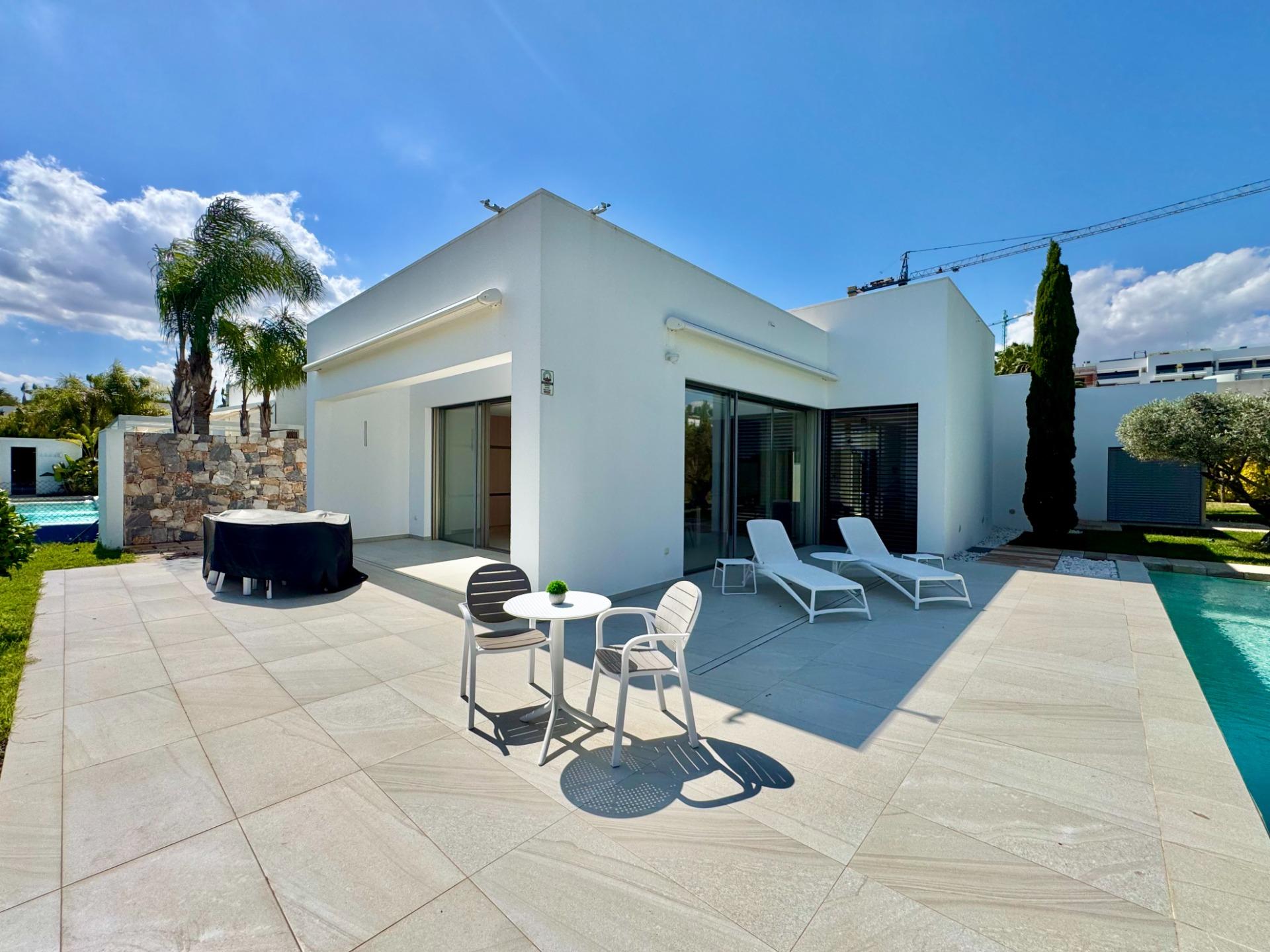 For sale - 3 Bedroom 2 Bathroom Villa in Orihuela - Las Colinas Golf  - Alicante