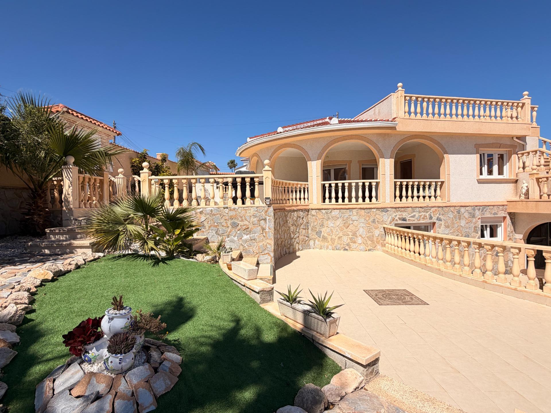 For sale - 5 Bedroom 3 Bathroom Villa in Ciudad Quesada - Ciudad Quesada  - Alicante
