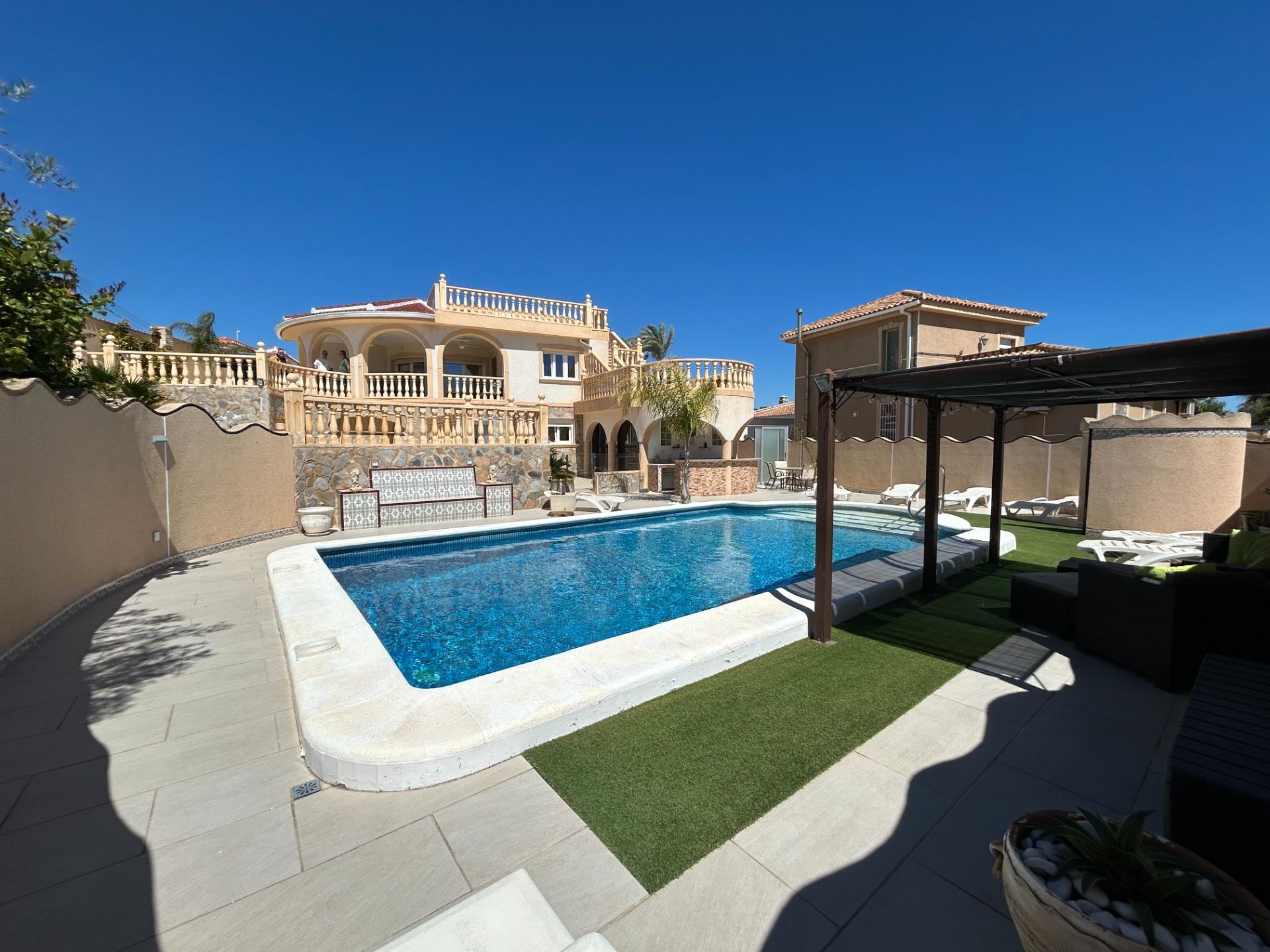 For sale - 5 Bedroom 3 Bathroom Villa in Ciudad Quesada - Ciudad Quesada  - Alicante
